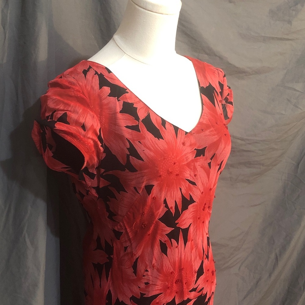 Chic Floral Maxi Dress in Red and Black - Picture 2 of 11